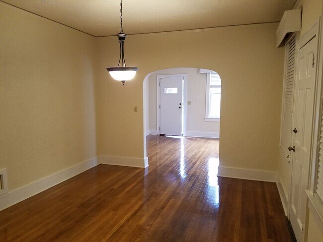 Building Photo - 5 bedroom 2 bathroom house in Sorority Row