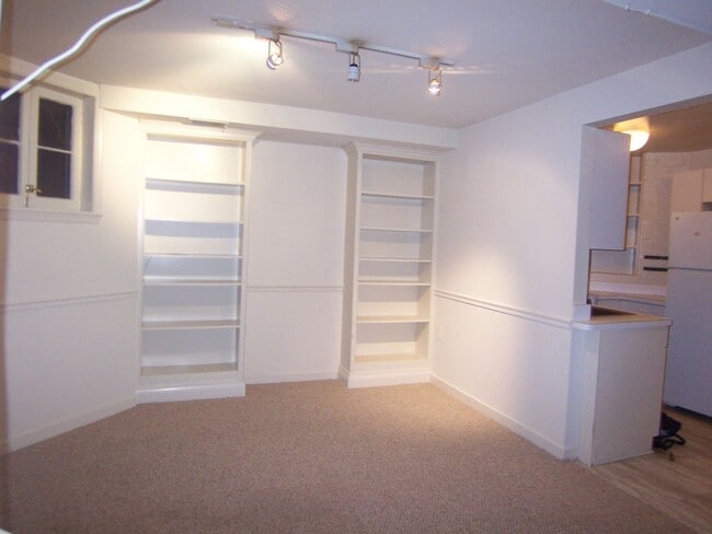 Building Photo - Extraordinary lower Level 1 bed 1.5 bath i...