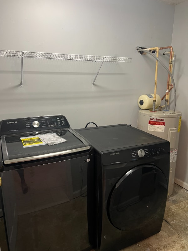 Building Photo - 6585 Carriage Ct