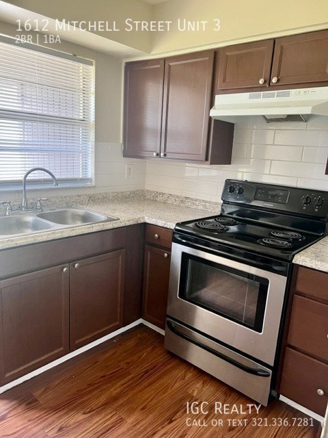 Foto del edificio - Two-bedroom, One bath, Fourplex Apartment