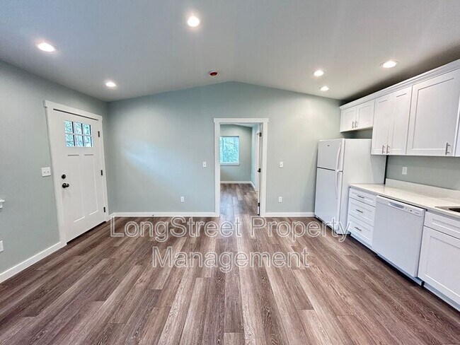 Foto del edificio - 1052 SW Western Blvd