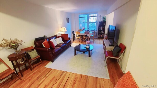 Foto del edificio - 66-15 Thornton Pl