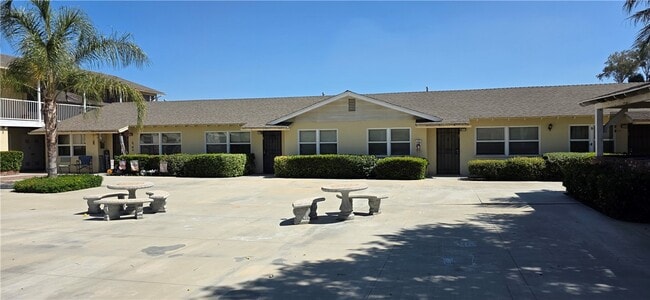 Foto del edificio - 2301 N Mountain Dr