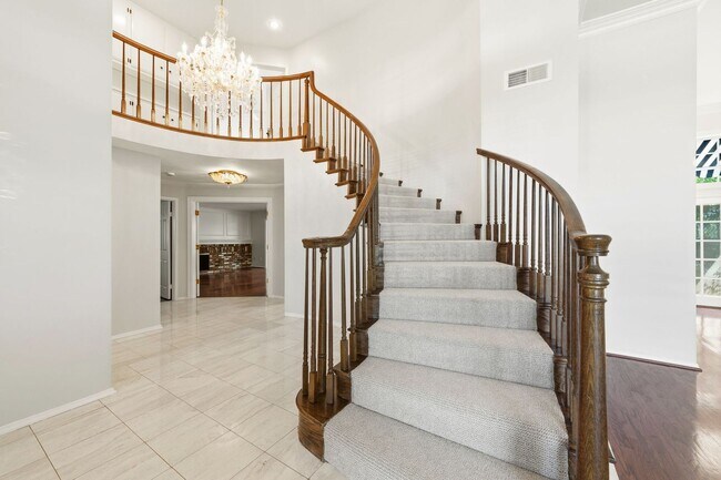 Building Photo - Stunning East Lake Home!