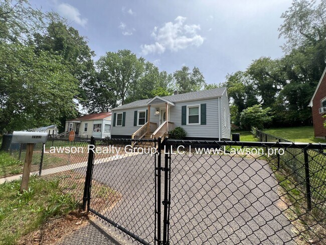 Building Photo - One Level Three Bedroom One Bath Ranch