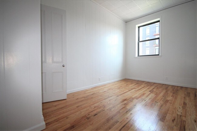 Building Photo - 303 Graham Ave
