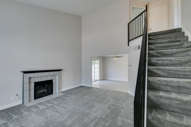 Building Photo - Spacious 2 Bed, 2.5 Bath Townhouse in Gree...
