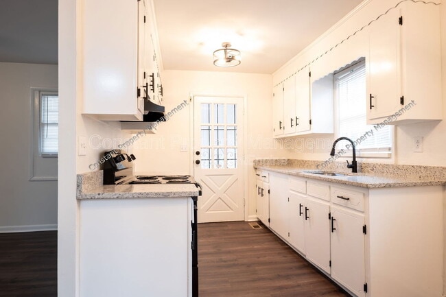 Building Photo - 2416 Hillside Dr