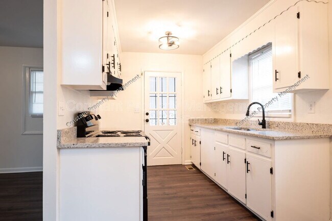 Foto del edificio - 2416 Hillside Dr