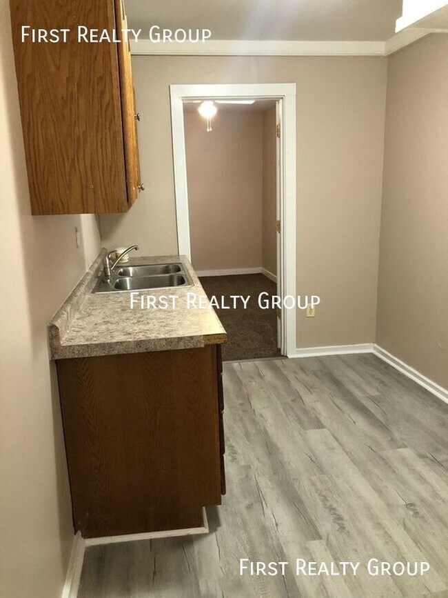 Building Photo - 2 Bedroom, 1 Bath Apartment for Rent in Fr...