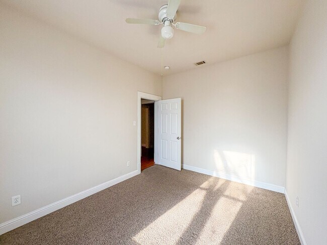 Foto del edificio - 2208 Sanger Ave