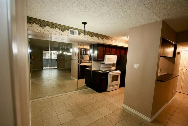 Foto del edificio - 17331 Red Oak Dr