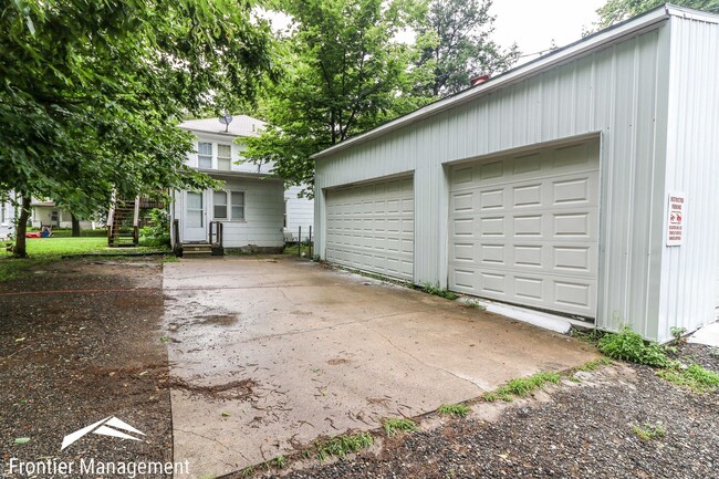 Building Photo - 5 br, 2 bath House - 909 Osage