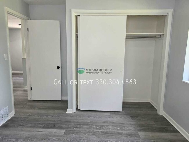 Building Photo - 2555 Edwin Ave