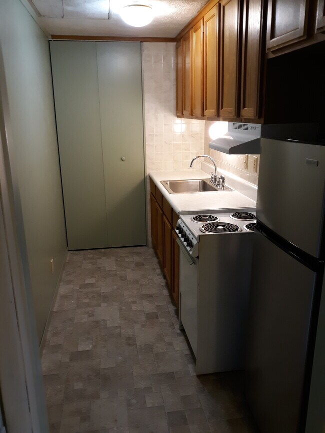 Building Photo - 3122 La Vista Dr