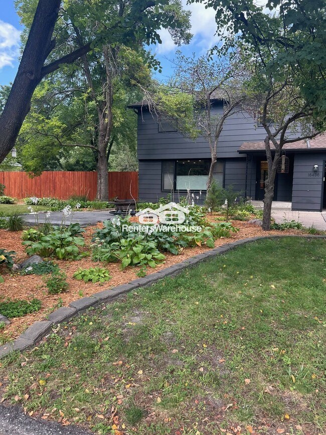 Foto del edificio - 16436 Elm Dr