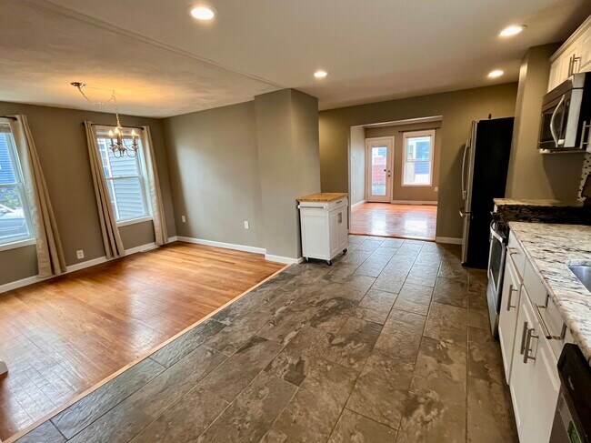Building Photo - 70 Thorndike St