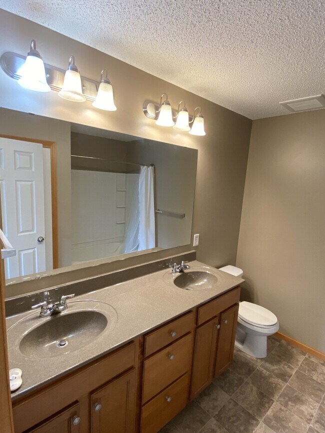 Foto del edificio - Charming 2 bed 2.5 bath Townhome in Woodbury - Available now!