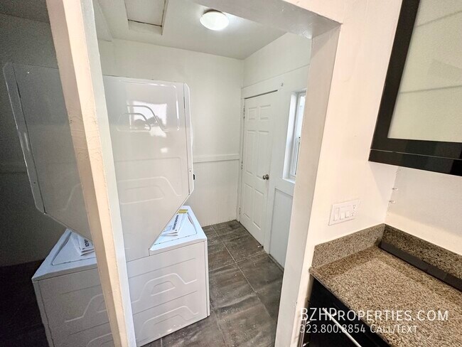 Building Photo - Light-Filled Renovated 1Bed 1Bath In Prime...