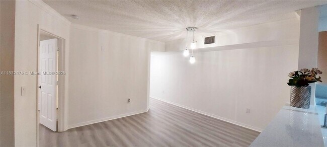Foto del edificio - 2433 Centergate Dr