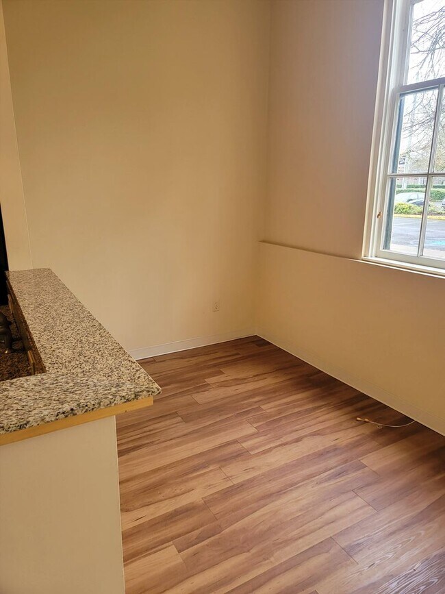Foto del edificio - Beautiful Lincoln School Studio Only $1295/month