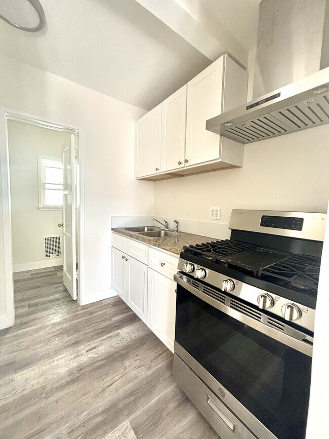 Building Photo - 936 Westmoreland Ave