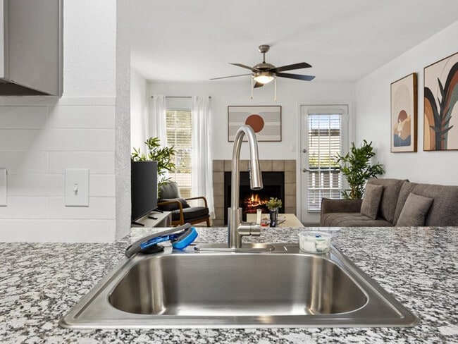 Fregadero de cocina - Aspen Court Apartments