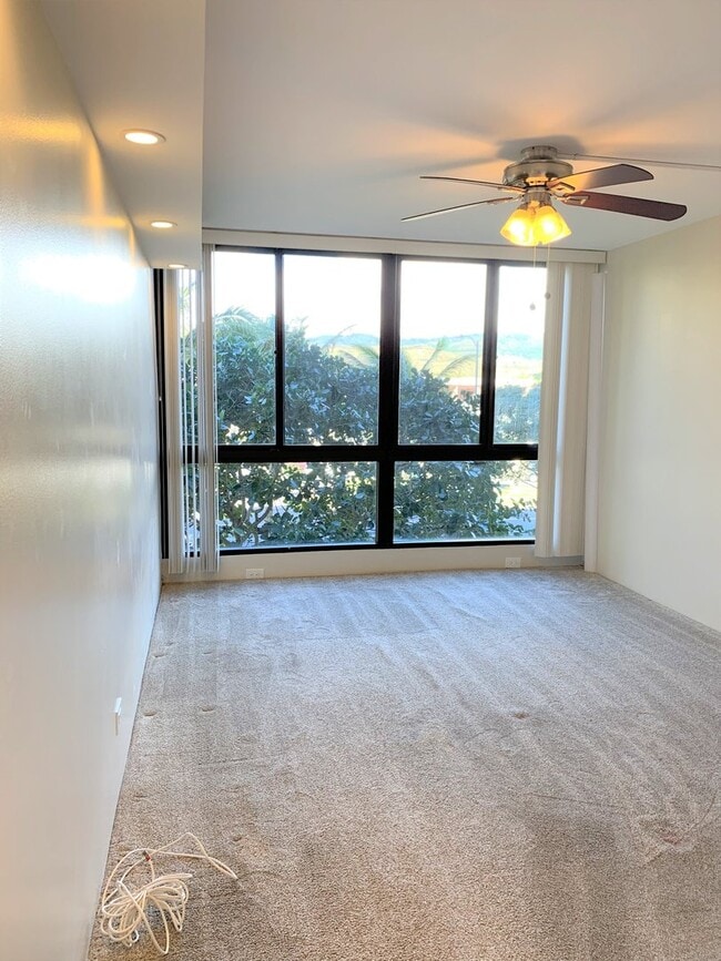 Building Photo - 3 bedroom, 2 bathroom in Country Club Plaza!