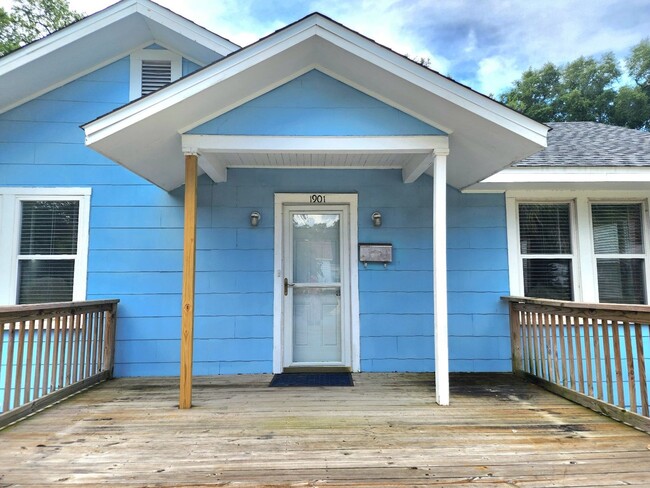 Building Photo - Ideally Located 3 Bedroom 2 Bath Pensacola...