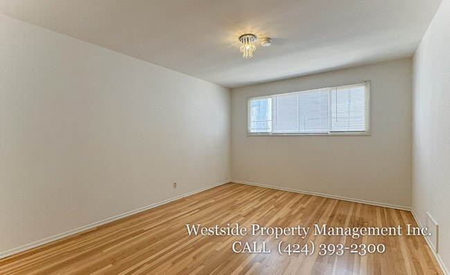 Building Photo - 244 S Doheny Dr