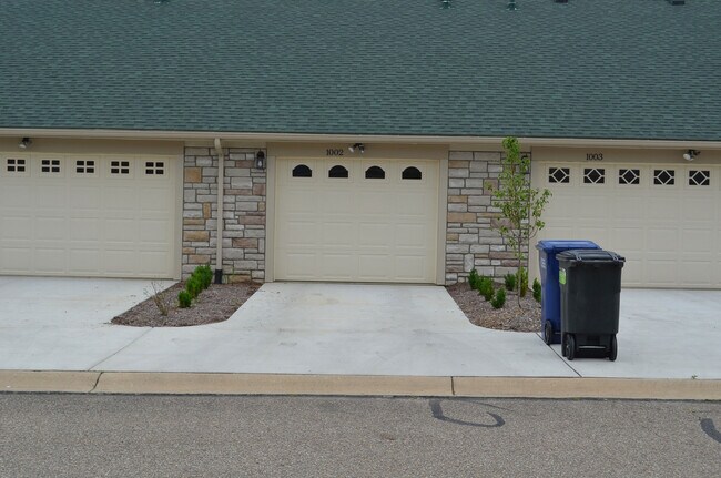 Building Photo - 1002 Altamonte Dr
