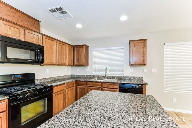 Building Photo - Lovely 4-Bedroom Home with Bedroom Downsta...