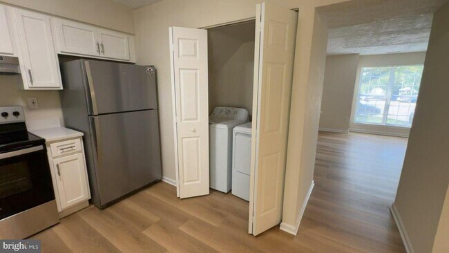 Foto del edificio - 2431 W Rosecroft Village Cir