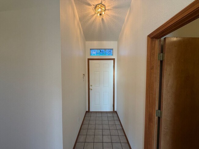 Foto del edificio - 3 Bedroom Single Story Home Available Near Unser Blvd NW & Ladera Dr NW!