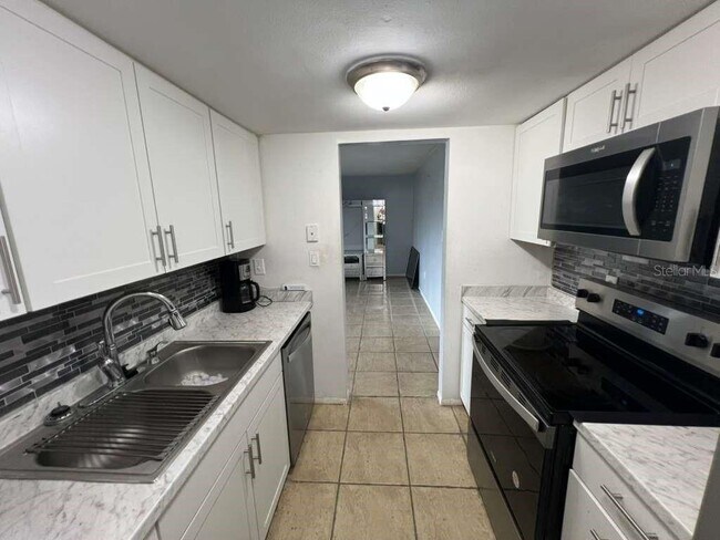 Foto del edificio - 851 Sky Lake Cir