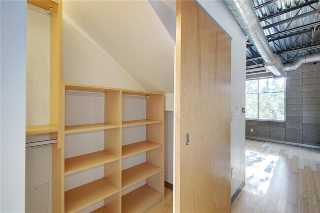Foto del edificio - 4801 S Congress Ave