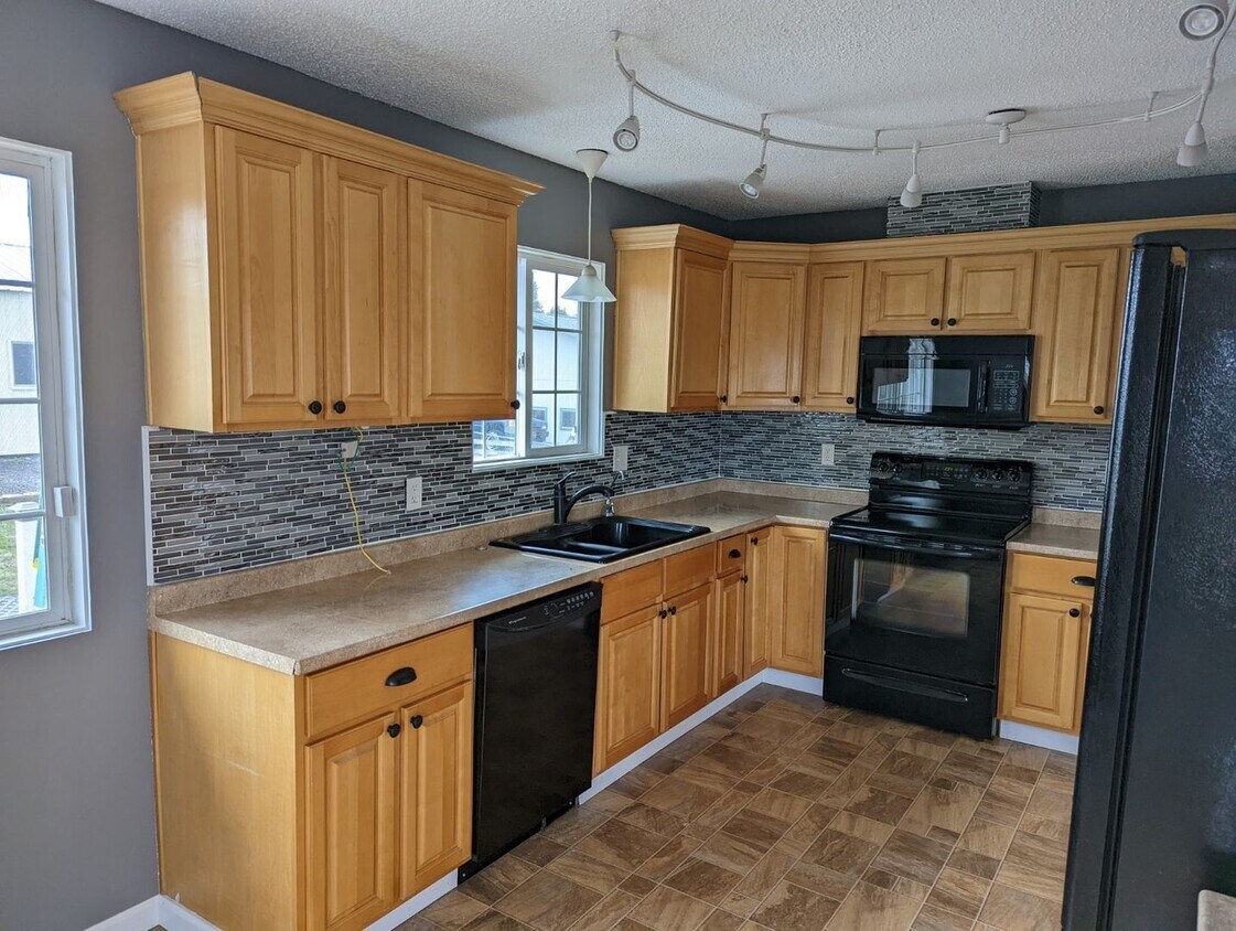 Primary Photo - Large 4 bed/2 bath Orchards house - pet-fr...
