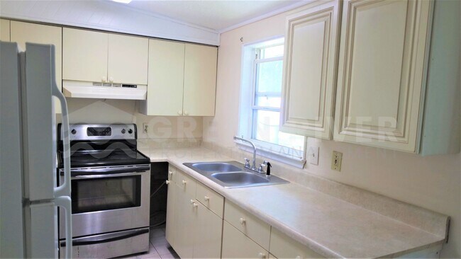 Building Photo - Great Value! 3BR Home with Bonus Living Space & Screened Porch!!