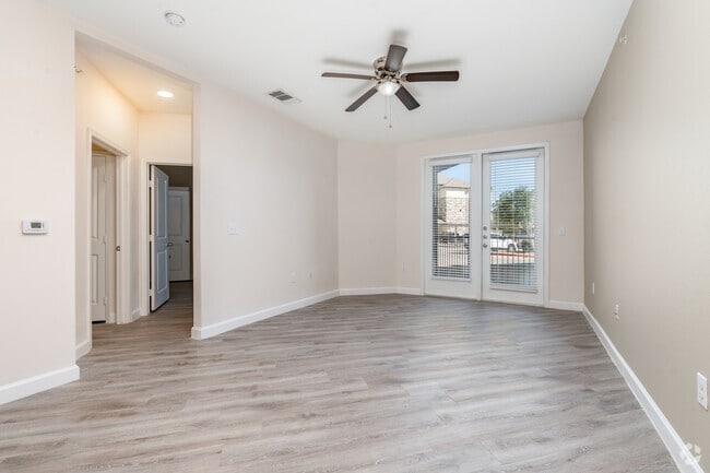 1BR, 1BA - 770SF - Living Room - Majestic Parc
