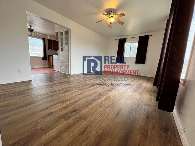 Foto del edificio - 4 bedroom 2 bath - 1 Car Detached Garage - Small dog negotiable