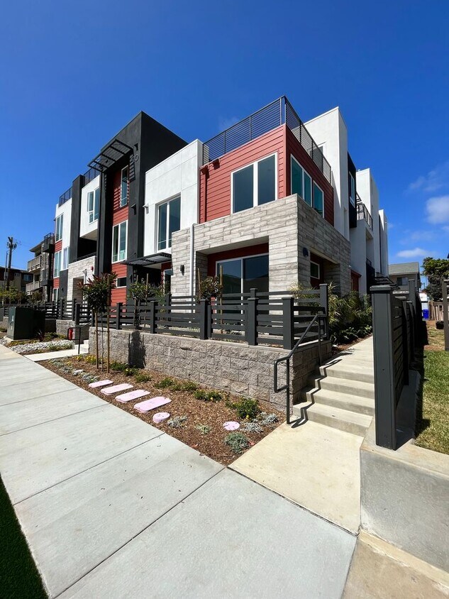 Primary Photo - Charming Rooftop 3 Bed / 3 Bath Townhome J...