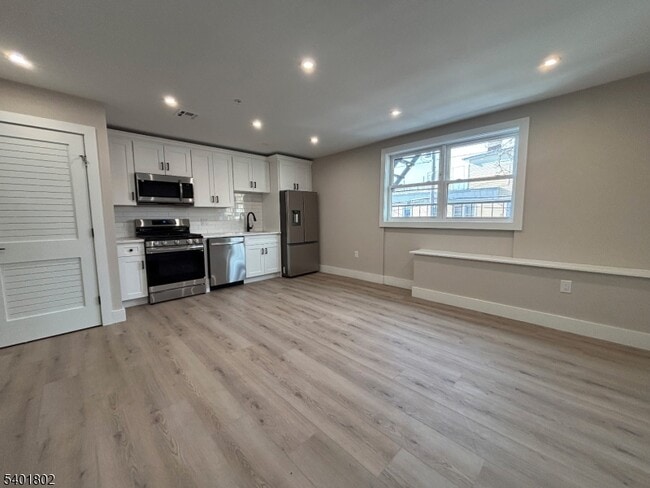 Building Photo - 136 Elm St