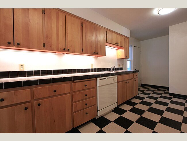 Building Photo - Inviting Three-Bedroom Townhome in Peaceful Cedar Hills Setting!