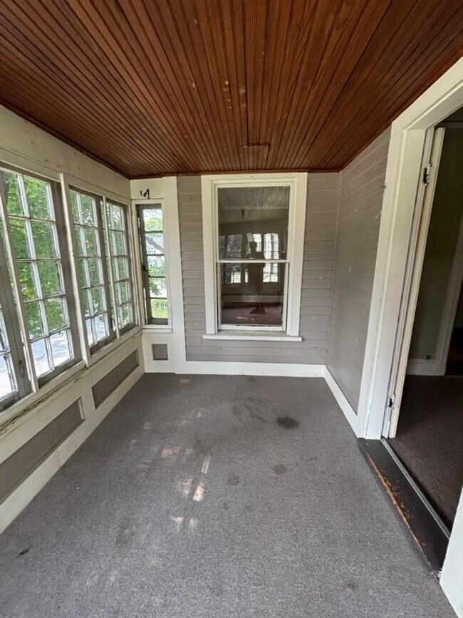 79 Dalton St Unit 7 Dalton Street Apt B, Waterville, ME 04901 Room