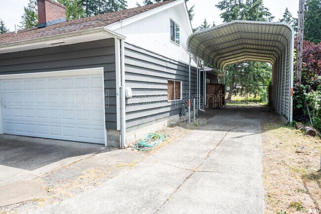 Building Photo - 502-138 138 St E