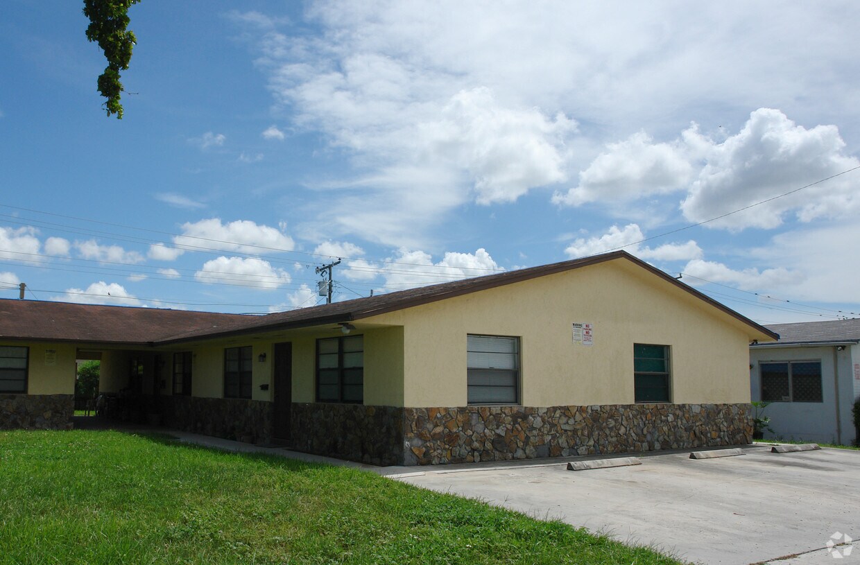 Primary Photo - 6200 Washington St