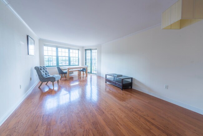 Living/Dining Soace - 7 Prospect St