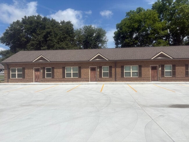 Building Photo - 404 Cedar Ln