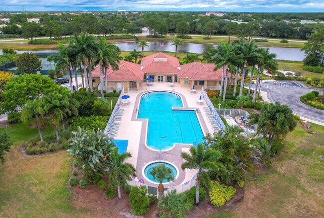 Nueva casa club y piscina climatizada/jacuzzi - 798 SW Munjack Cir