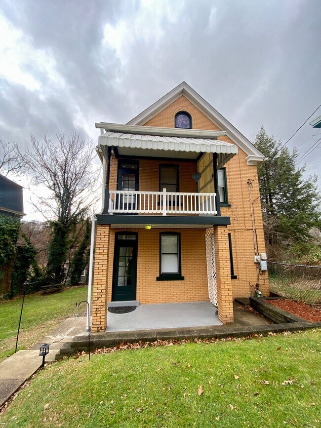Building Photo - Spacious 3 Bed, 1 Bath Home Available Dece...